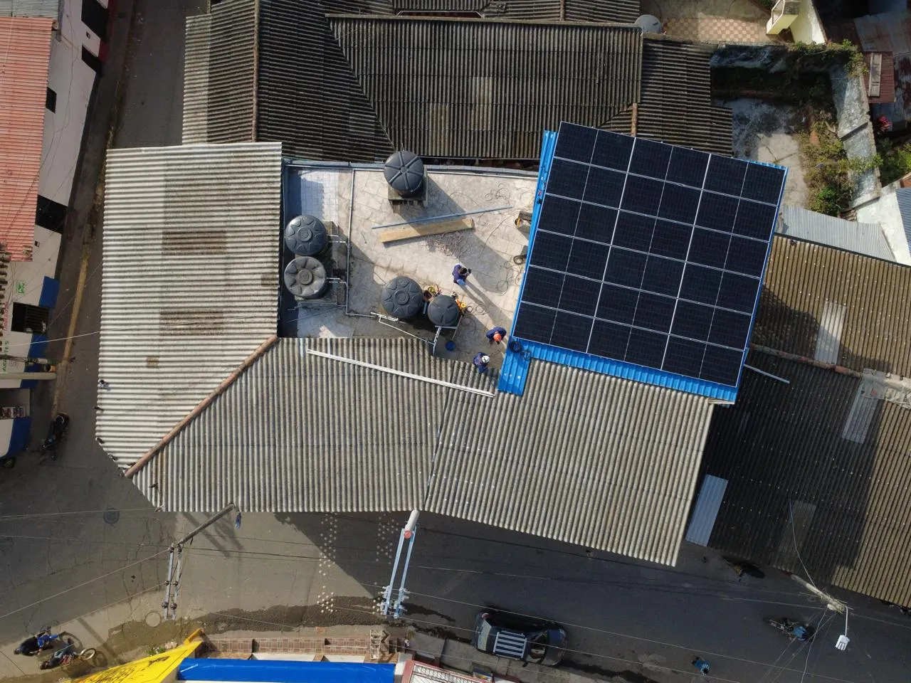 Técnico revisando instalación fotovoltaica