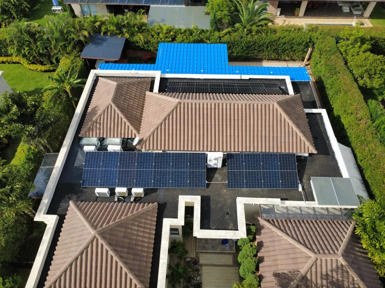 Cotizador solar en pantalla mostrando opciones para empresa