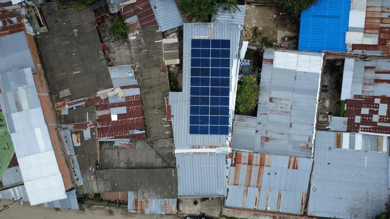 Ingeniero revisando instalación solar y documentación en sitio