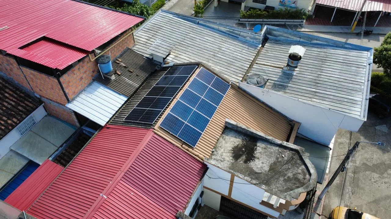 Instalación de paneles solares sobre techo residencial