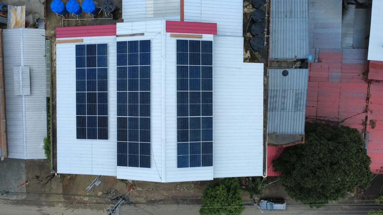 Empresa con instalación solar en cubierta al atardecer