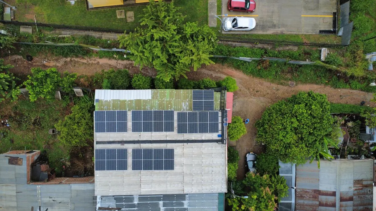 Instalación de paneles solares con perfil rural para resolver dependencia de planta eléctrica, caso tipo Putumayo