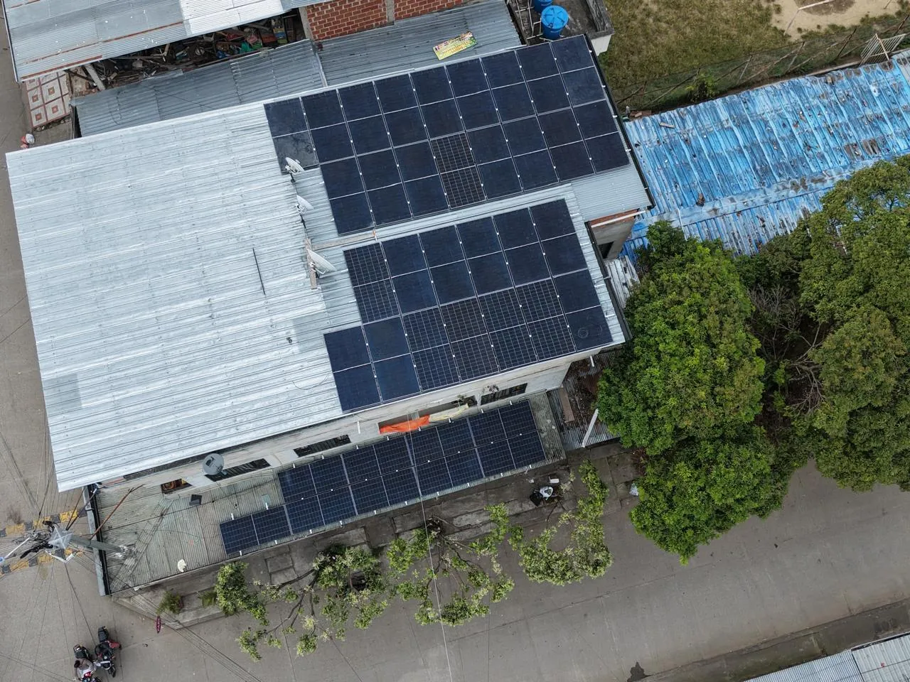 Vista cenital de techo comercial con paneles solares en zona urbana de Florencia, Caquetá