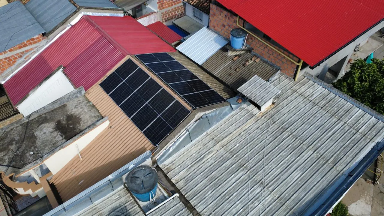 Vista aérea de paneles solares sobre techo de zinc en vivienda urbana de Florencia, Caquetá